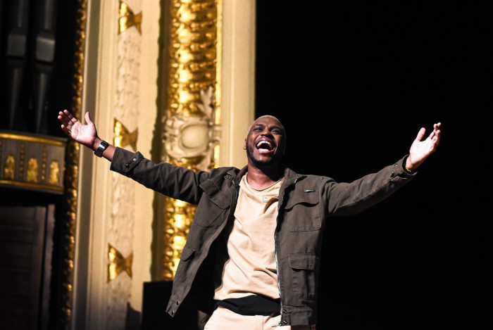 Yuri Marçal se tornou o primeiro humorista negro da América Latina a ter um
especial de humor na Netflix
