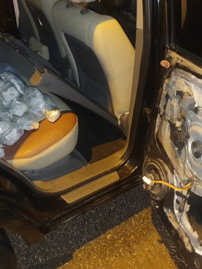 De acordo com a pol&iacute;cia, o ve&iacute;culo&nbsp;transportaria entorpecentes de Araruama para Cabo Frio