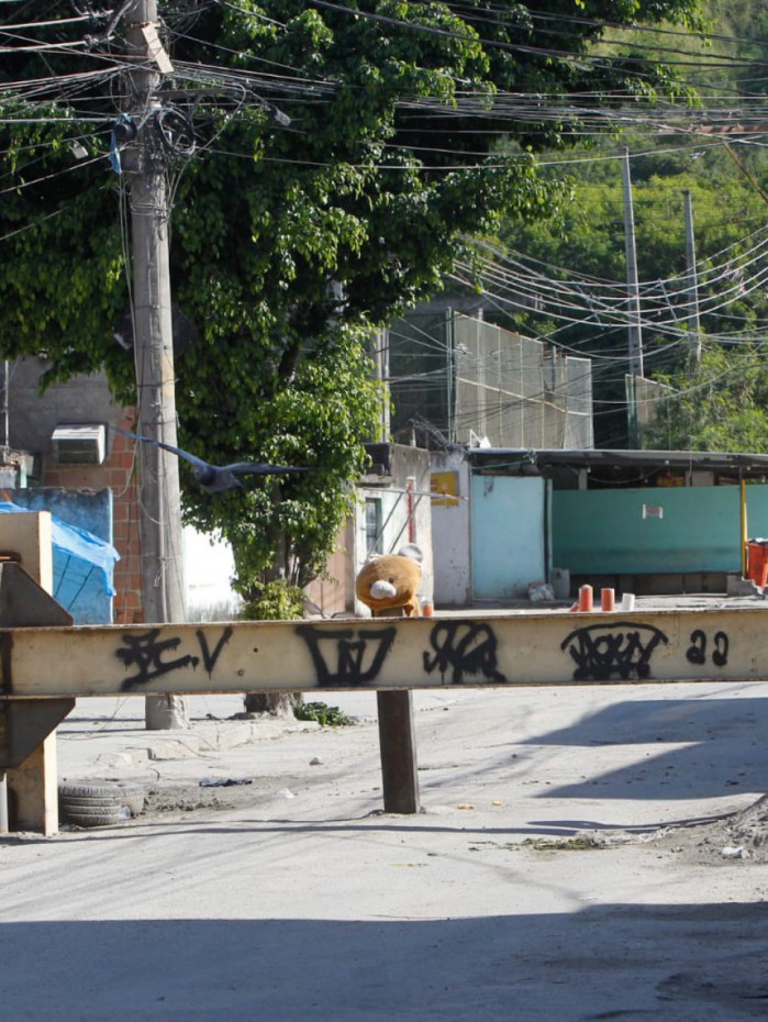 Cabe&ccedil;as de ursos de pel&uacute;cia foram fincadas em barricadas em opera&ccedil;&atilde;o na Vila Cruzeiro