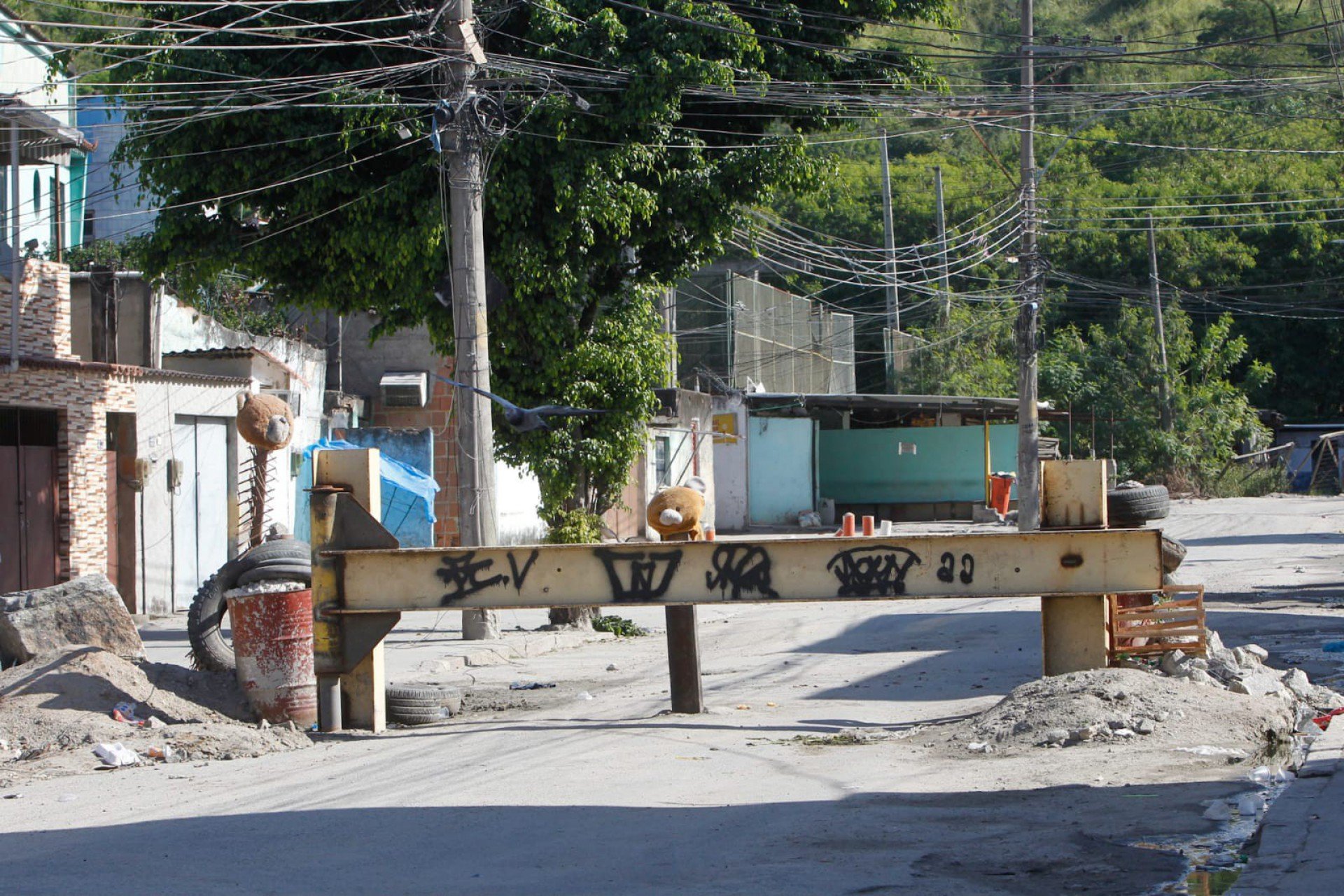 PM apura conduta de agentes que decapitaram ursos de pelúcia na Penha