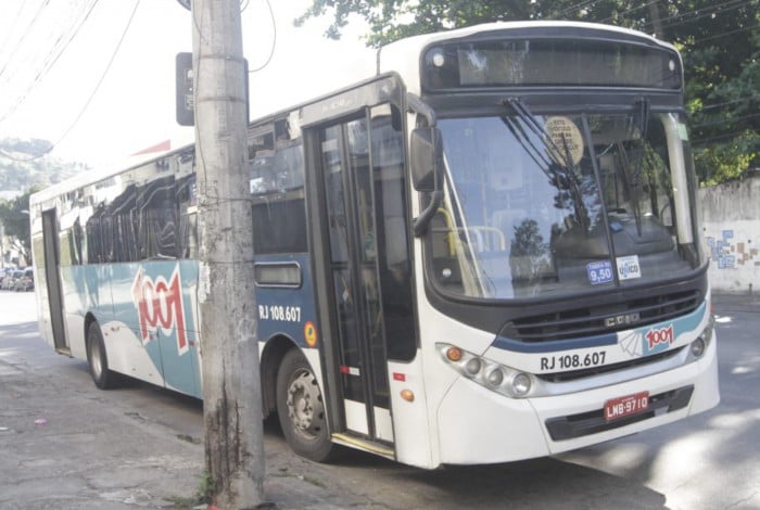 Três homens entraram no ônibus 760, que faz a linha Charitas-Galeão, e anunciaram o assalto