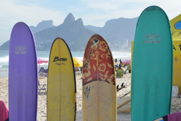 Cariocas puderam curtir a praia do Arpoador com céu aberto nesta segunda-feira 