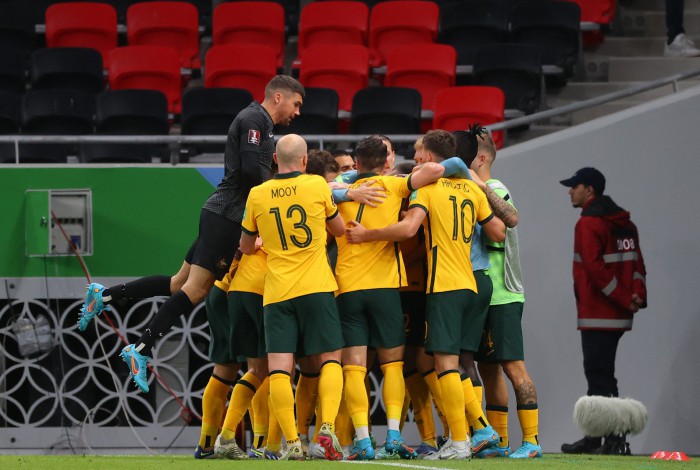 Jogadores da Austrália comemoram gol que garantiu a vitória por 2 a 1 sobre Emirados Árabes