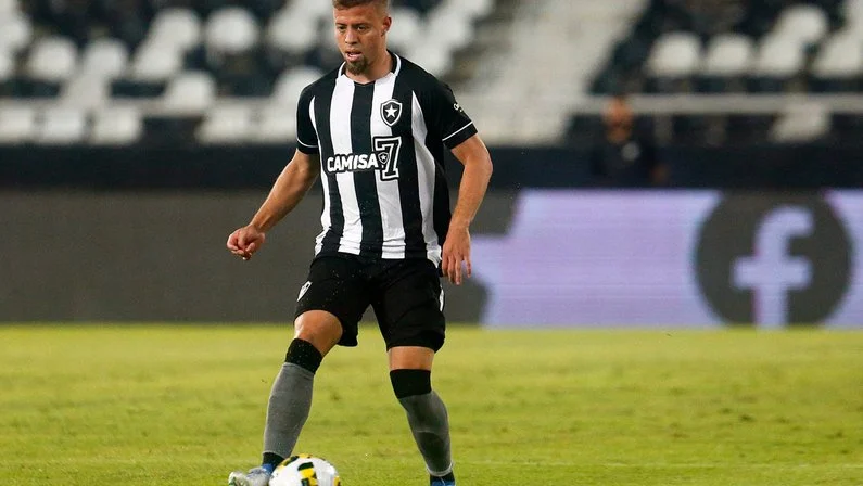 Lucas Fernandes atuando pelo Botafogo