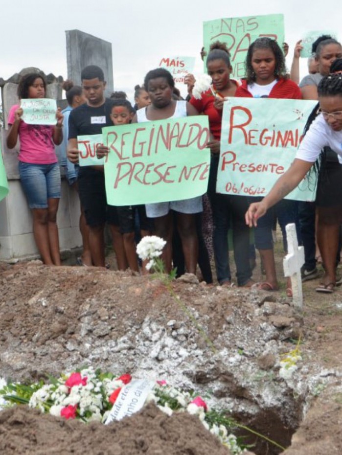 Cuidador de idosos morto com disparo acidental feito por PM &eacute; enterrado
