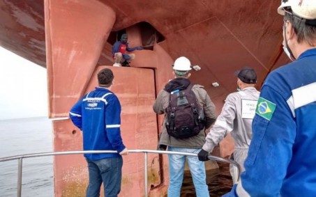 Camaronês viaja escondido no leme de um navio por 20 dias e chega no Rio