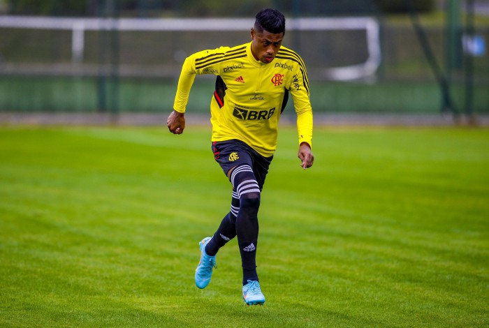 Após cumprir suspensão, Bruno Henrique está liberado para defender o Flamengo contra o Internacional