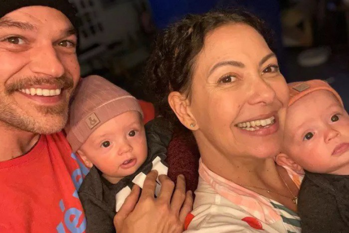 Emílio Dantas e Fabiula Nascimento comemoram o quinto mês de vida dos filhos, Roque e Raul