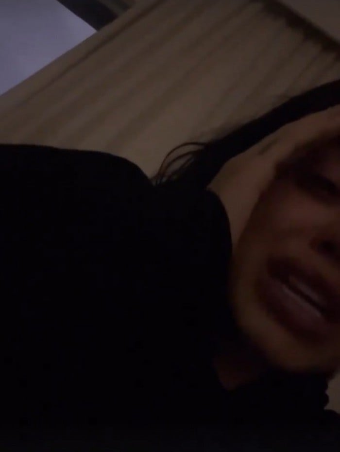 MC Mirella chora após confusão entre a mãe e o ex-marido