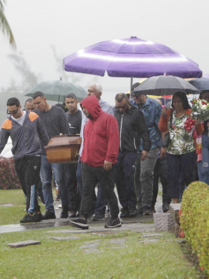 Pouco depois das 11h, o caixão foi levado por familiares e amigos para ser sepultado, no Cemitério Jardim da Saudade, de Paciência, Zona Oeste do Rio