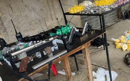 Polícia apreende sub-metralhadora e drogas em ações em Nova Iguaçu