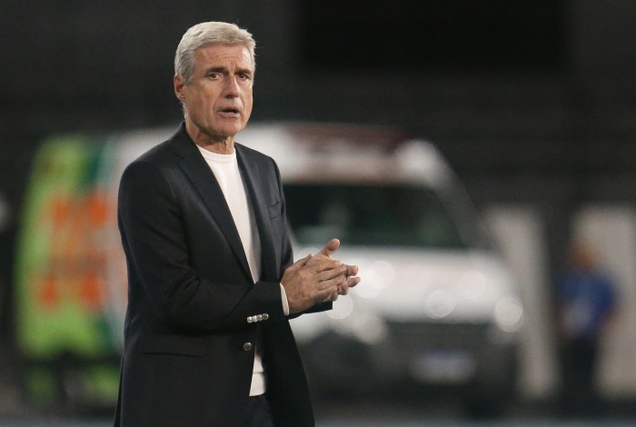 Treinador do Botafogo justificou derrota com o número de desfalques e afirmou necessidade de reforços