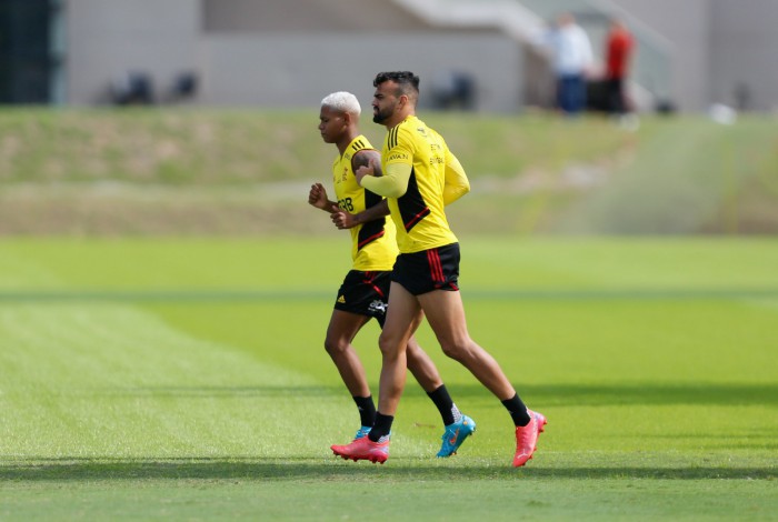 Fabrício Bruno e Matheus França fazem trabalho físico no treino do Flamengo