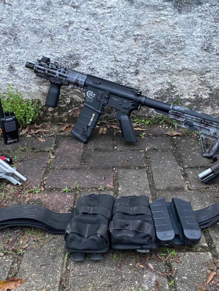 Material apreendido com os criminosos