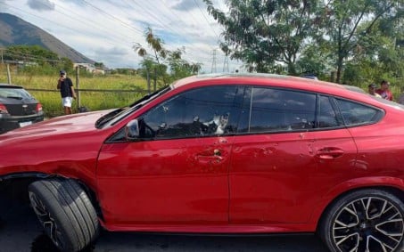 Homem é executado a tiros de fuzil dentro de carro de luxo em Nova Iguaçu