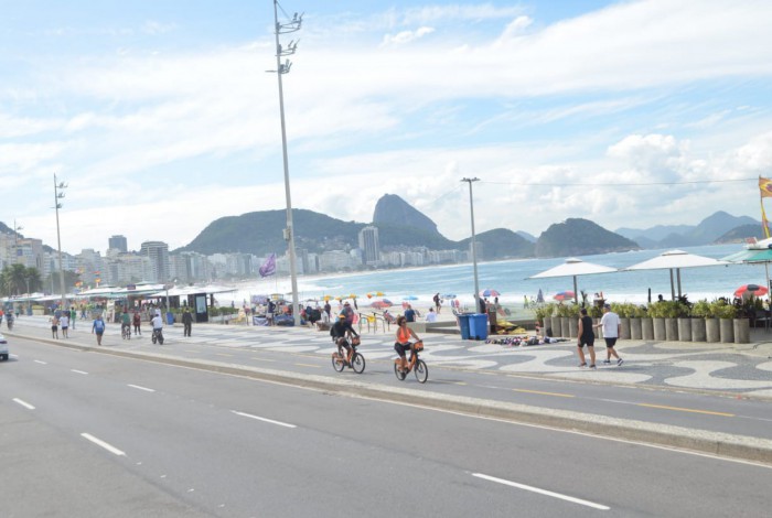Copacabana fica movimentada com aumento de temperatura
