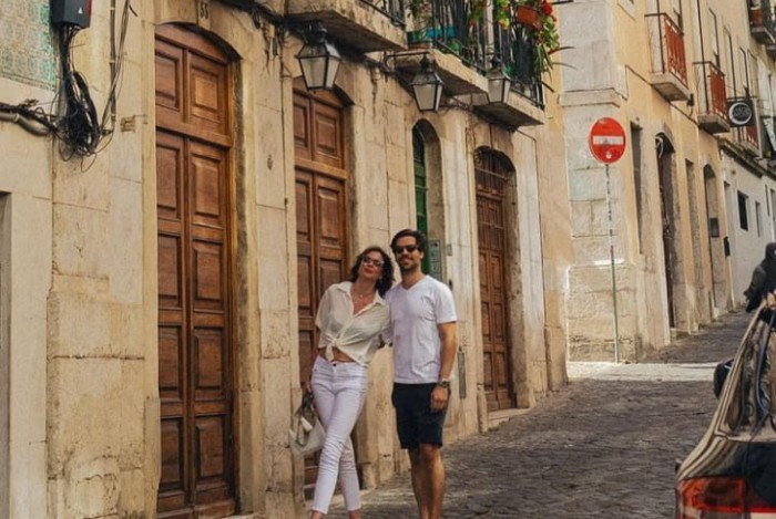 Luciana Gimenez está em Portugal junto com o namorado 