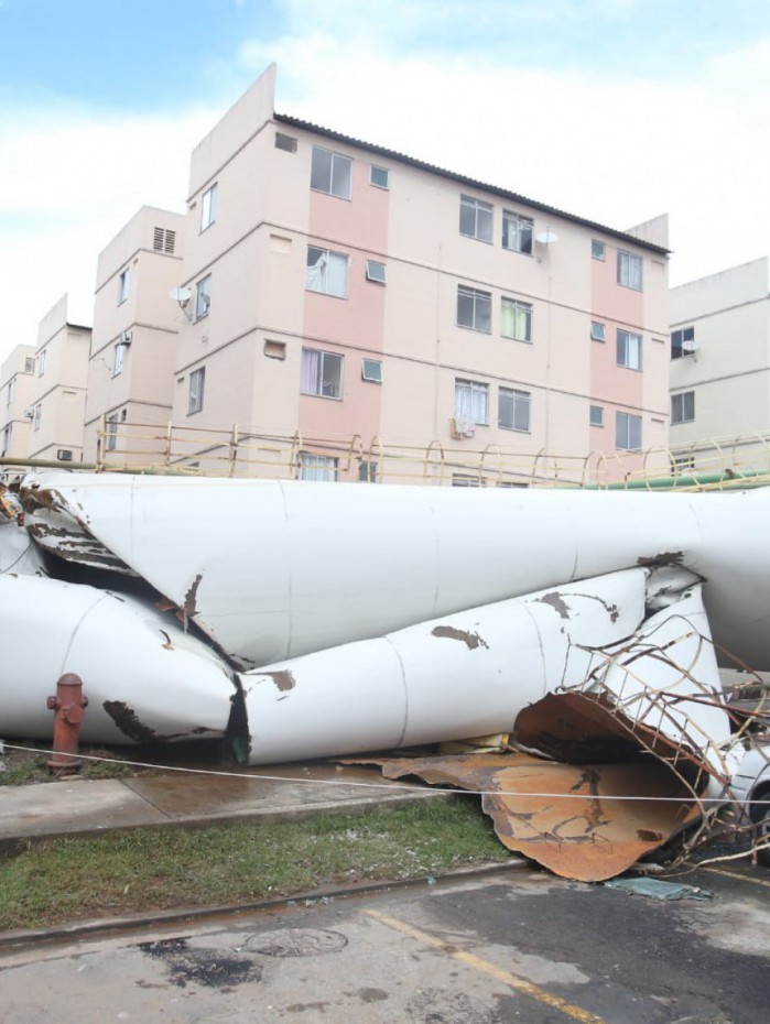 O peso da &aacute;gua teria feio a caixa d'&aacute;gua dobrar e tombar, atingindo um dos pr&eacute;dios do condom&iacute;nio