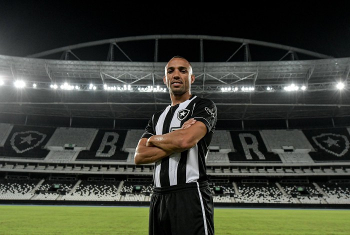 Marçal assinou com o Botafogo até o fim de 2023