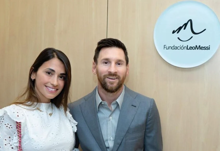 Messi com a esposa Antonella na inauguração da nova clínica de combate ao câncer em Barcelona
