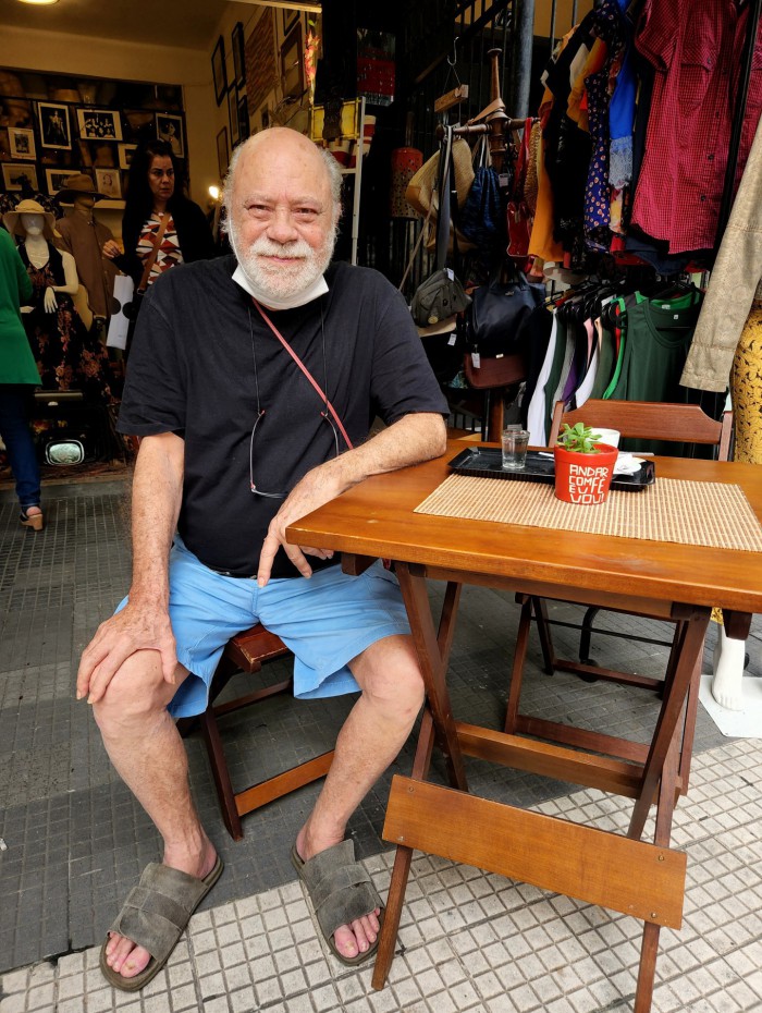 Tonico Pereira volta a trabalhar em brechó após internação em hospital do Rio