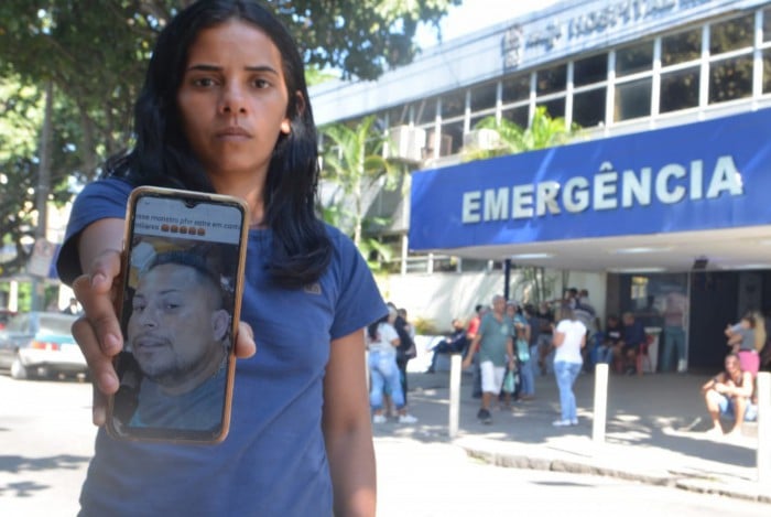 Laís Maria da Silva, de 26 anos, irmã de Nathalia, mostra a foto de Joilson, no celular, e diz que espera por justiça