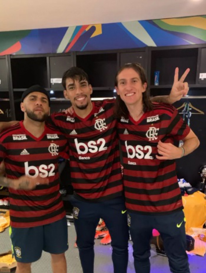 Daniel Alves com a camisa do Flamengo, ao lado de Lucas Paquetá e Filipe Luís
