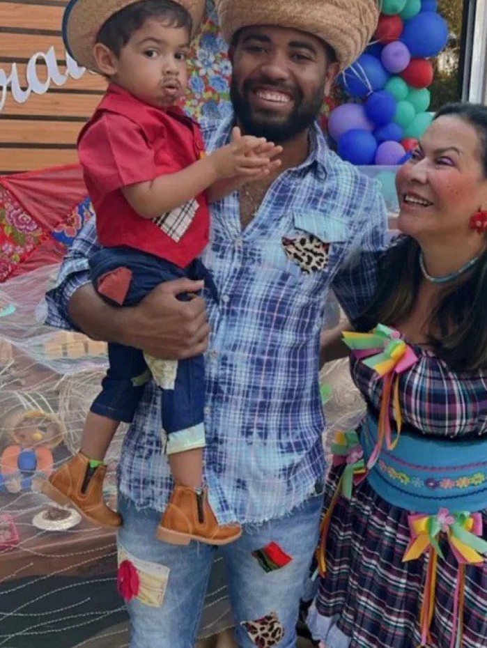 Dona Ruth, m&atilde;e de Mar&iacute;lia Mendon&ccedil;a, compartilhou os registros de L&eacute;o, filho da cantora, em sua festa de S&atilde;o Jo&atilde;o
