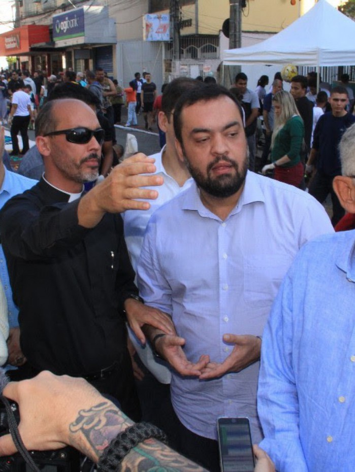 Acompanhado do prefeito de São Gonçalo, Capitão Nelson, o governador Claudio Castro marcou presença pela primeira vez na confecção do tapete.