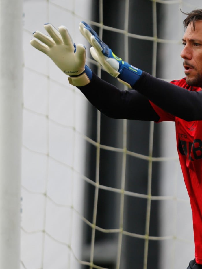 Diego Alves segue como titular do Flamengo e ter&aacute; a dif&iacute;cil miss&atilde;o de parar Hulk

