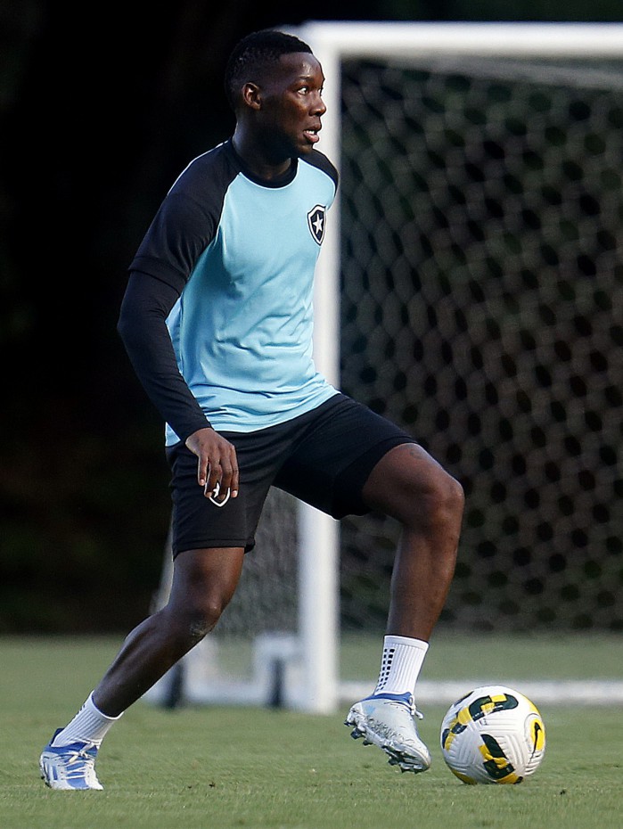 Patrick de Paula terá a missão de comandar o meio campo do Botafogo contra o Internacional