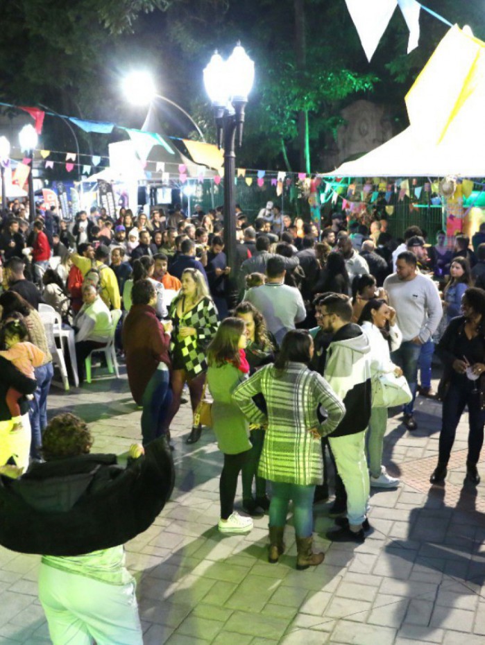O evento, que começou na quinta-feira, dia 16, possui a temática junina 