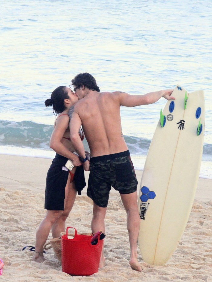Romulo Arantes Neto e Mari Saad trocam beijinhos em praia