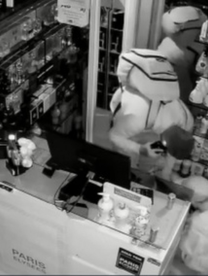 Bandidos invadiram perfumaria em loja de shopping na Baixada Fluminense