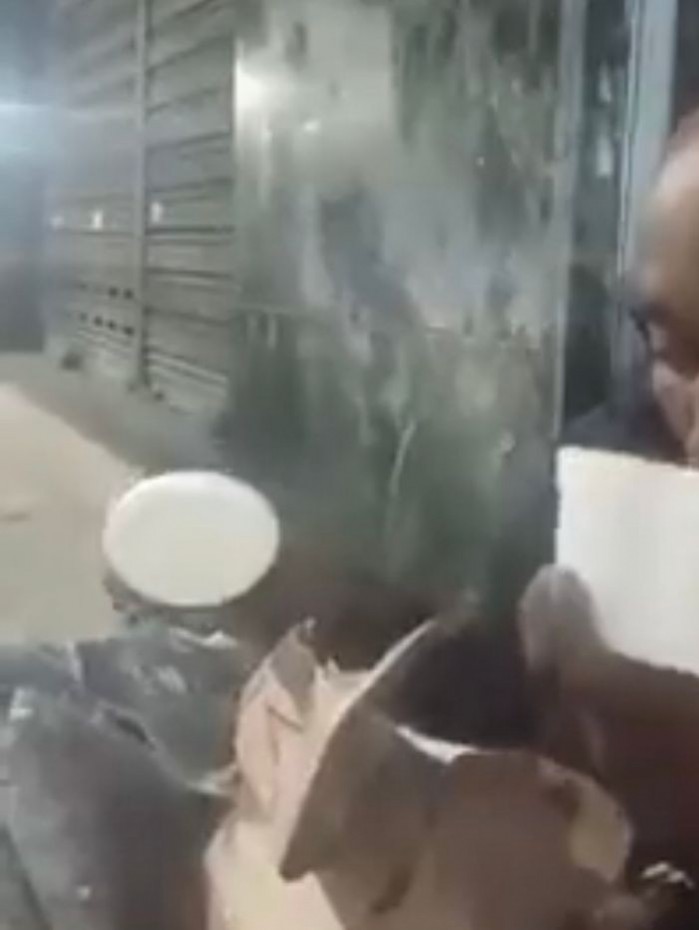 Homem recebe sopa a pedido de um cliente desconhecido