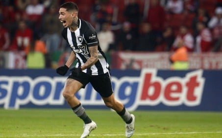 Botafogo supera VAR, pancadaria e desvantagem numérica para derrotar o Inter de virada em Porto Alegre