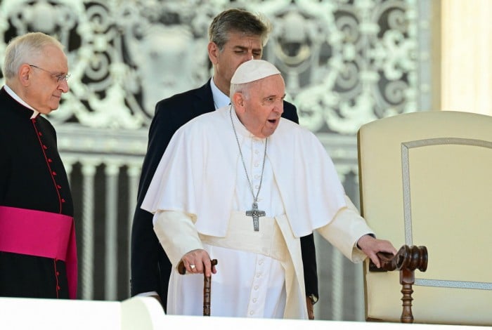 Aos 85 anos, o Papa Francisco tem recebido infiltrações para aliviar as fortes dores no joelho direito 