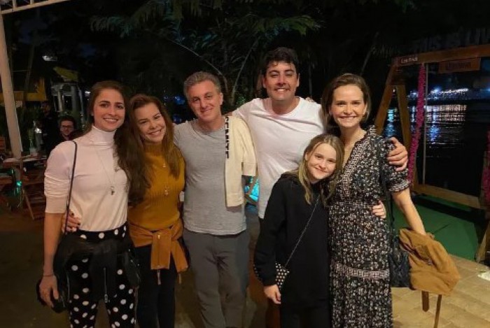 Eduarda Porto e Fernanda Souza com Luciano Huck, Bruno De Luca, Fernanda Rodrigues e Luisa Rodrigues