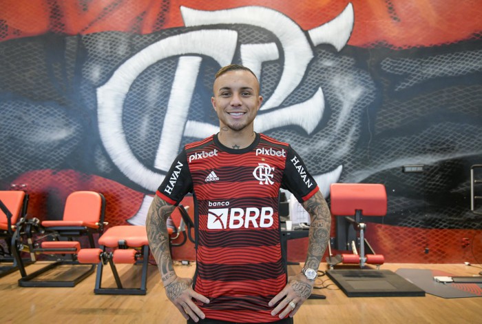 Everton Cebolinha foi anunciado oficialmente como novo jogador do Flamengo