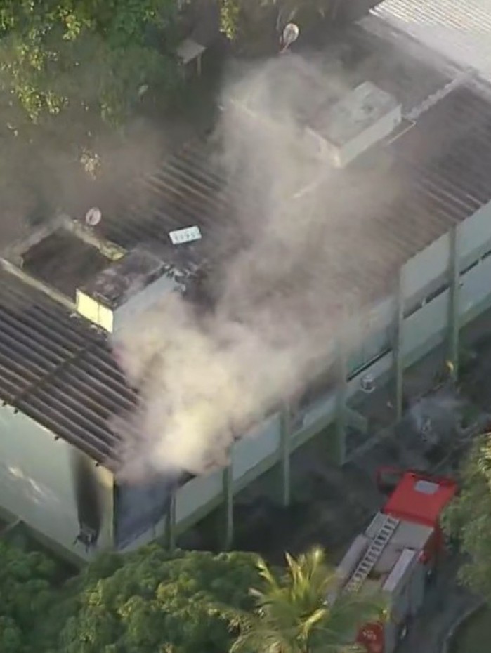 Apartamento pega fogo no segundo andar de um pr&eacute;dio na Barra