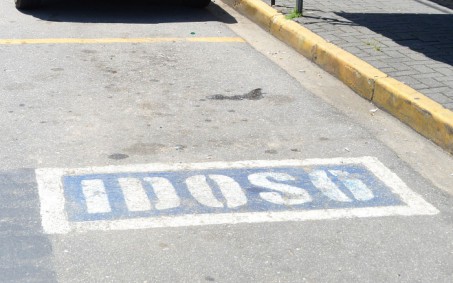 Prefeitura credencia idosos para vagas de estacionamento gratuito
