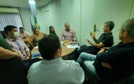 Prefeito de Nova Iguaçu se encontra com diretores de concessionária