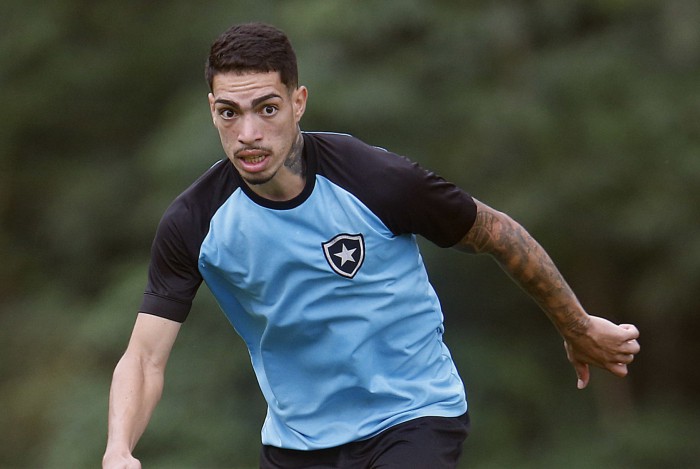 Hugo chegou a ser titular do time principal, mas agora está no B