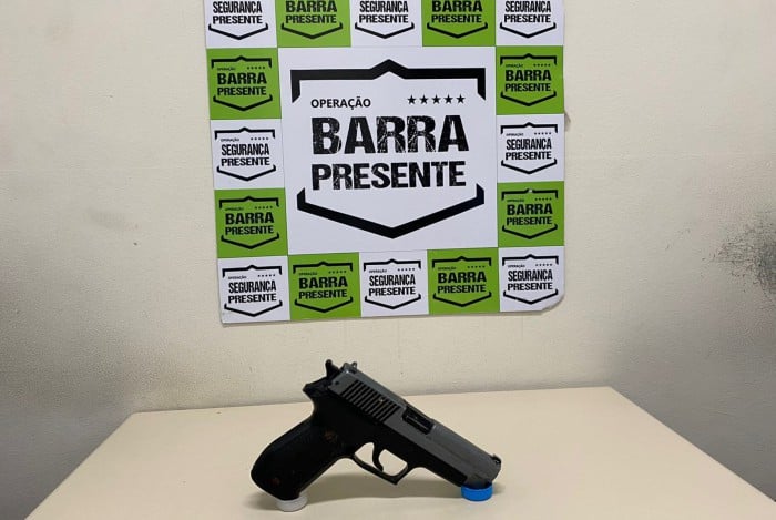 Com ele os agentes apreenderam uma réplica de pistola