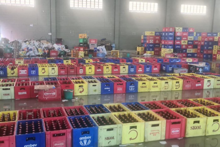 Cerca de 1.500 engradados com garrafas de cerveja foram encontrados no local, que é totalmente insalubre e fica no bairro Vila Camarim
