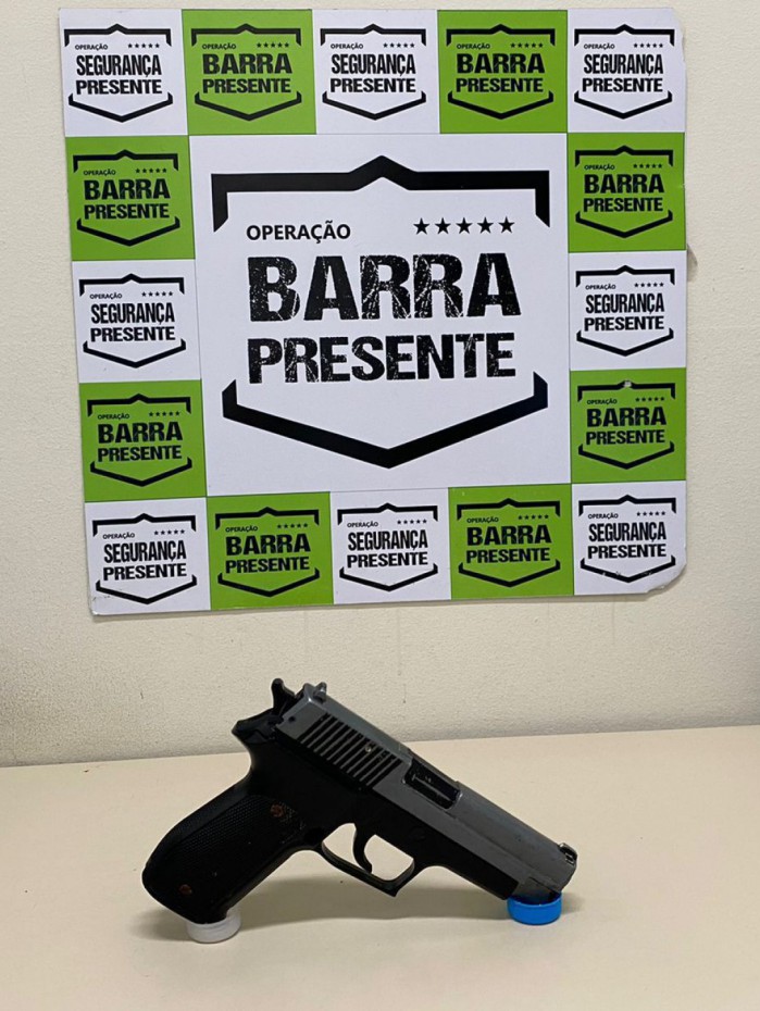Com ele os agentes apreenderam uma réplica de pistola