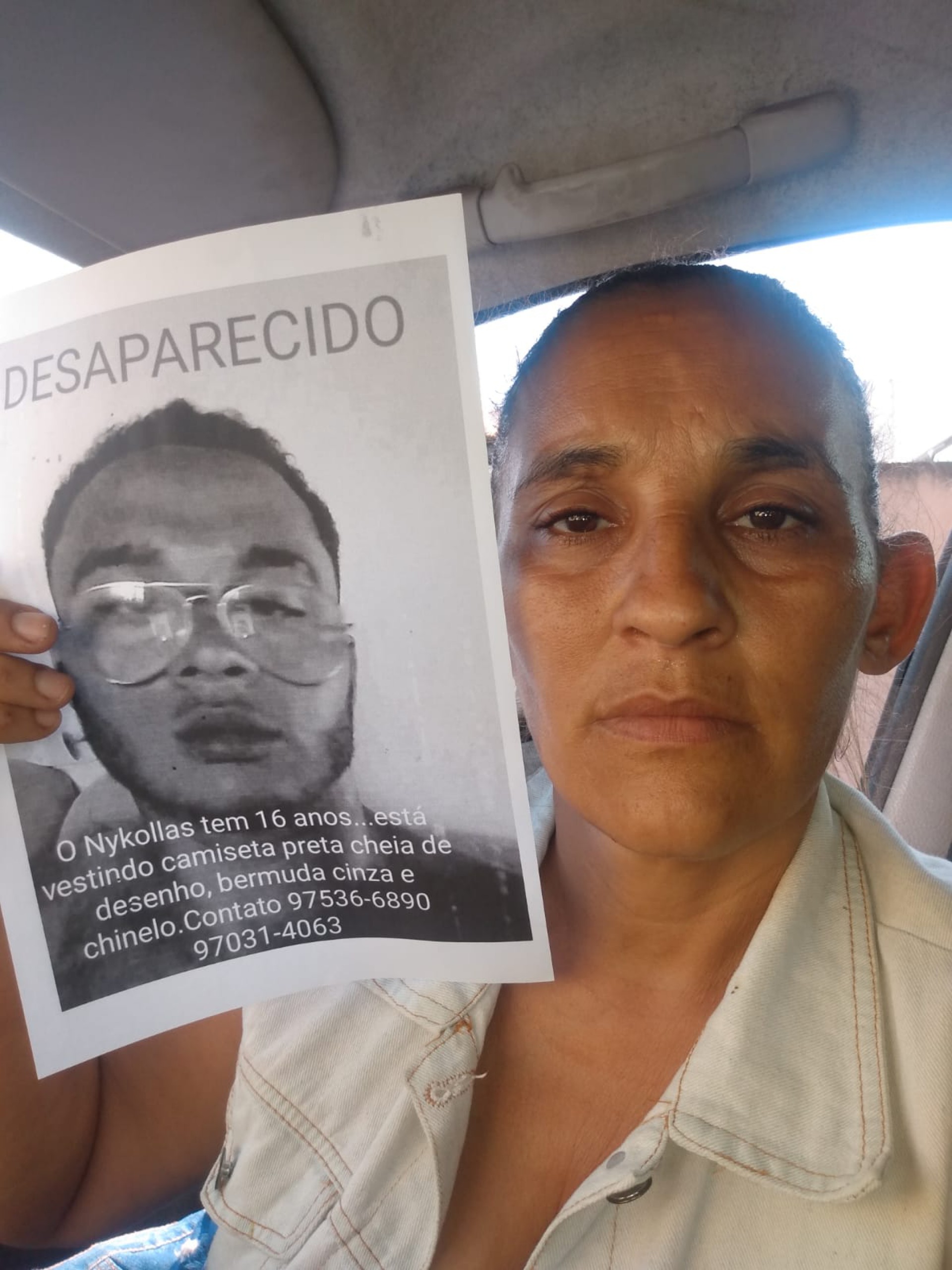 Decoradora Cléia Fabiana, de 47 anos, segura cartaz com a fotografia do filho, o estudante Nykollas dos Santos, 16 anos, que está desaparecido há 3 meses, após sair de casa, em Itaboraí, na Região Metropolitana do Rio   