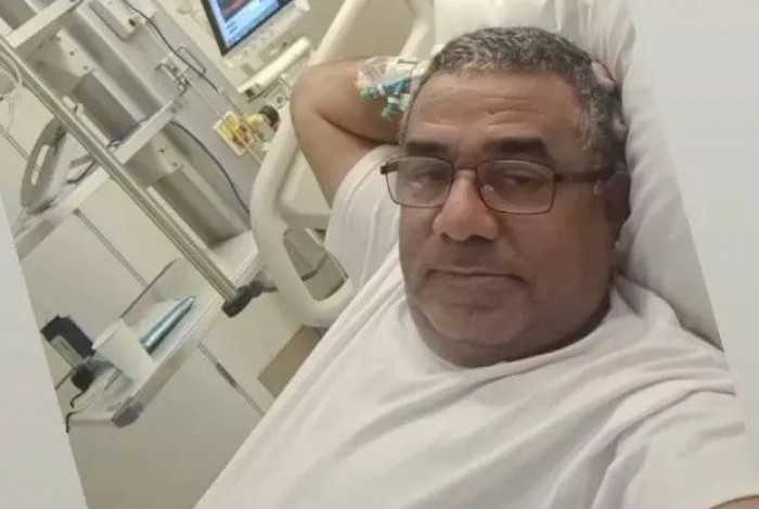 Mauro Machado, pai de Anitta, é internado novamente após ser diagnosticado com covid-19