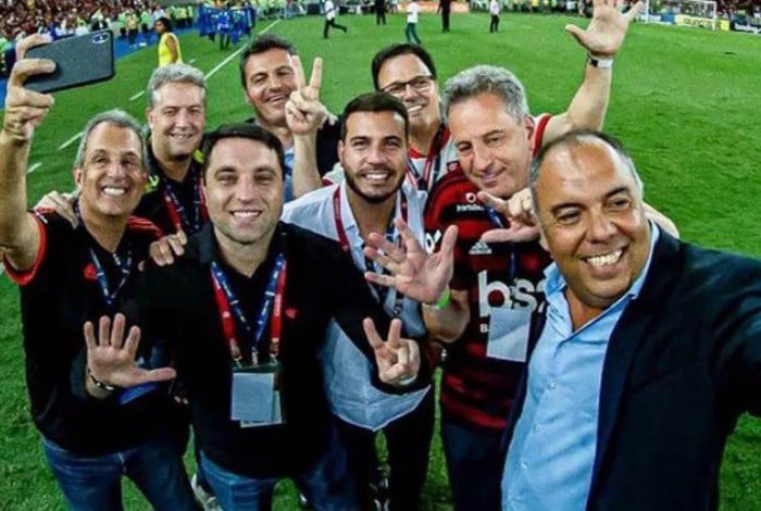 Membros do conselhinho ao lado da diretoria do Flamengo