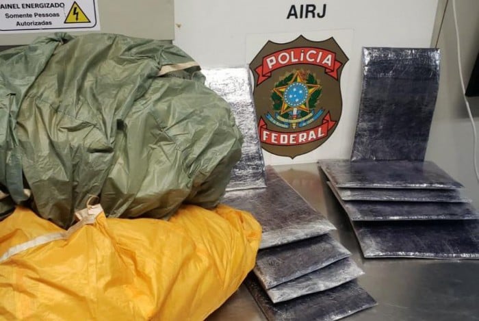 Policiais encontram 7 kg de cocaína no interior de uma pipa de kitesurf no Aeroporto do Galeão
